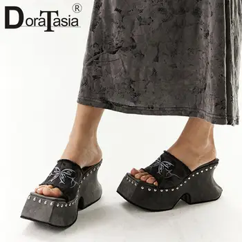 Абсолютно нови дамски джапанки на платформа с квадратни пръсти, модни сандали с бродерия в формата на пеперуда, нитове на танкетке, дамски чехли с високи токчета, дамски обувки в стил пънк