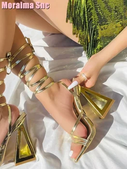 Сандали с квадратни пръсти и необичайно ток дантела с преминаването каишка, златни однотонная пикантни уникална дамски обувки, лятна мода в европейски стил